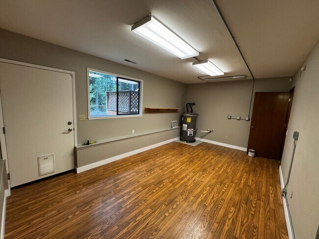 Building Photo - Silverdale Split-Level Home with Bonus Are...
