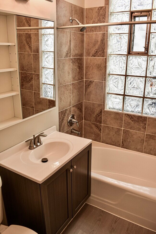 Building Photo - 1008 Garnett Pl