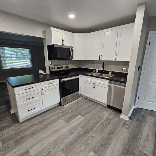 Building Photo - Charming 2-Bedroom Ranch in Royal Oak – Co...