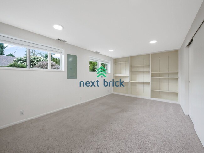 Building Photo - 6 Bed and 3 Bath Single Family Home Available Now!