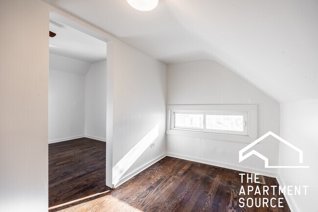 Building Photo - 3135 N Oakley Ave