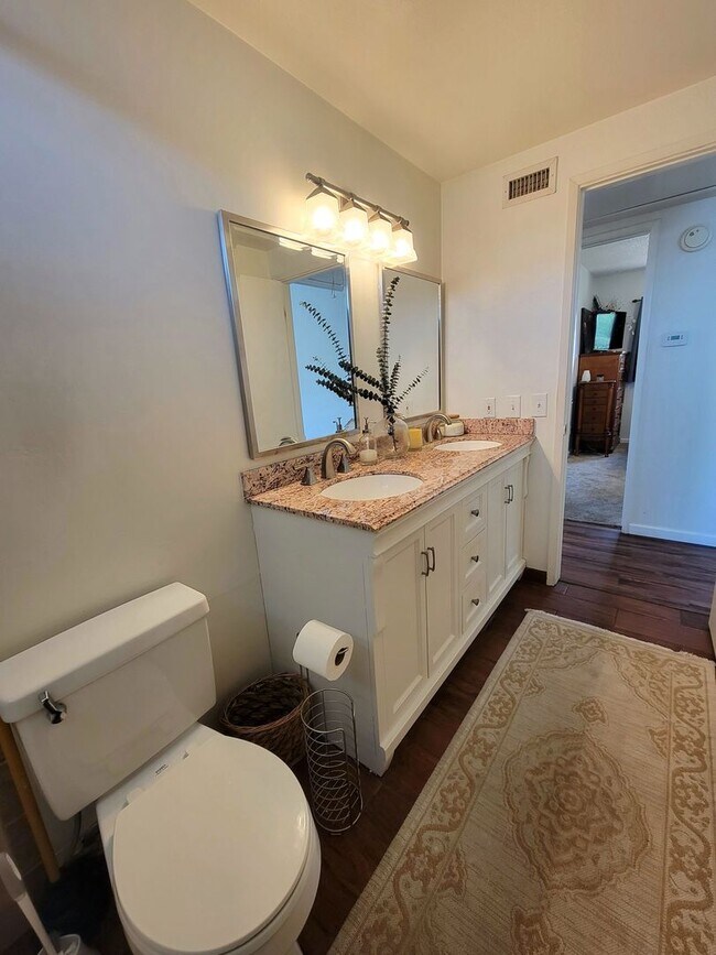 Building Photo - Darling, Move-In Ready Home in Highly Sought After Neighborhood w/ a Great View!!