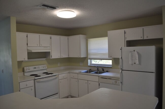 Building Photo - Pine Lakes 3bdrm home on a cul-de-sac!
