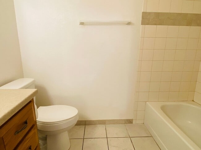 Building Photo - $2,050 Ashlan & Fowler, 3 Bedroom Home - H...