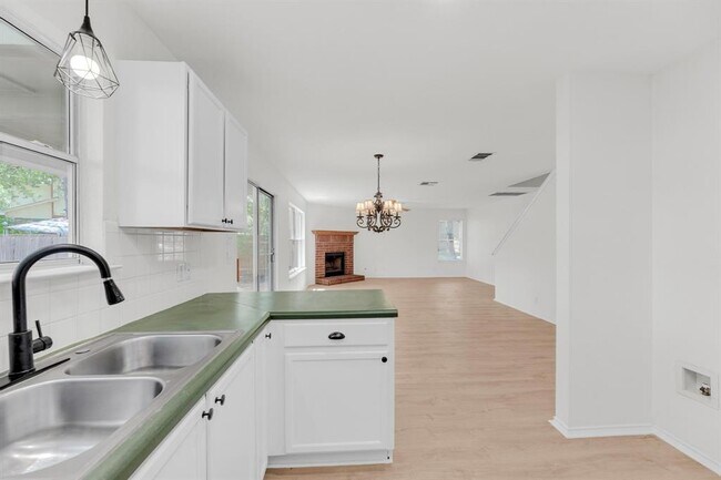 Building Photo - 104 Presidio Dr