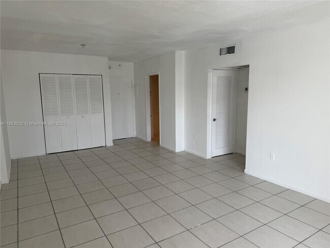 Building Photo - 400 Kings Point Dr