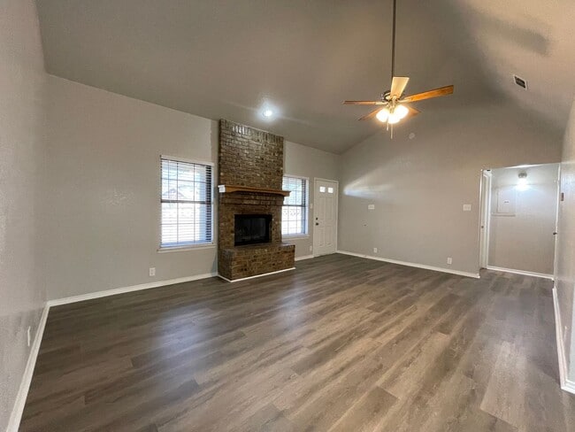 Building Photo - AVAILABLE NOW - 2 BEDROOM 2 BATH TOWNHOME ...