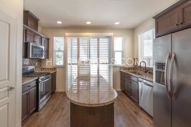 Building Photo - Spacious 4-Bedroom with Granite Finishes in Tracy – Your Dream Home Awaits!