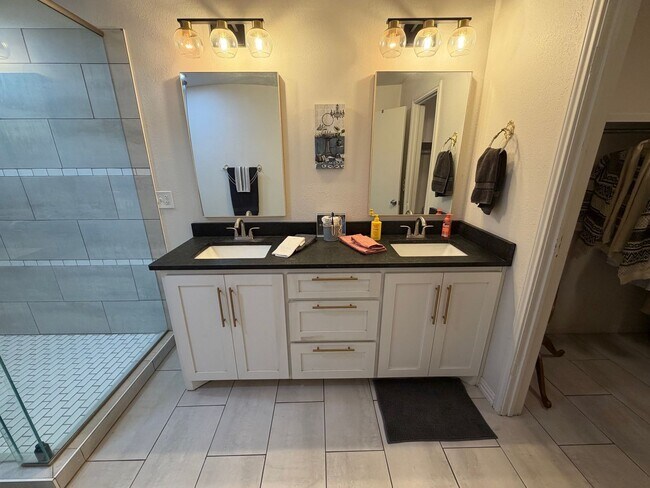 Building Photo - 6008 Yale St