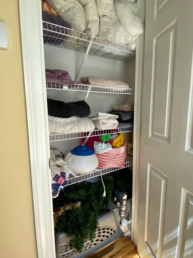 Building Photo - 3925 Lexington Dr