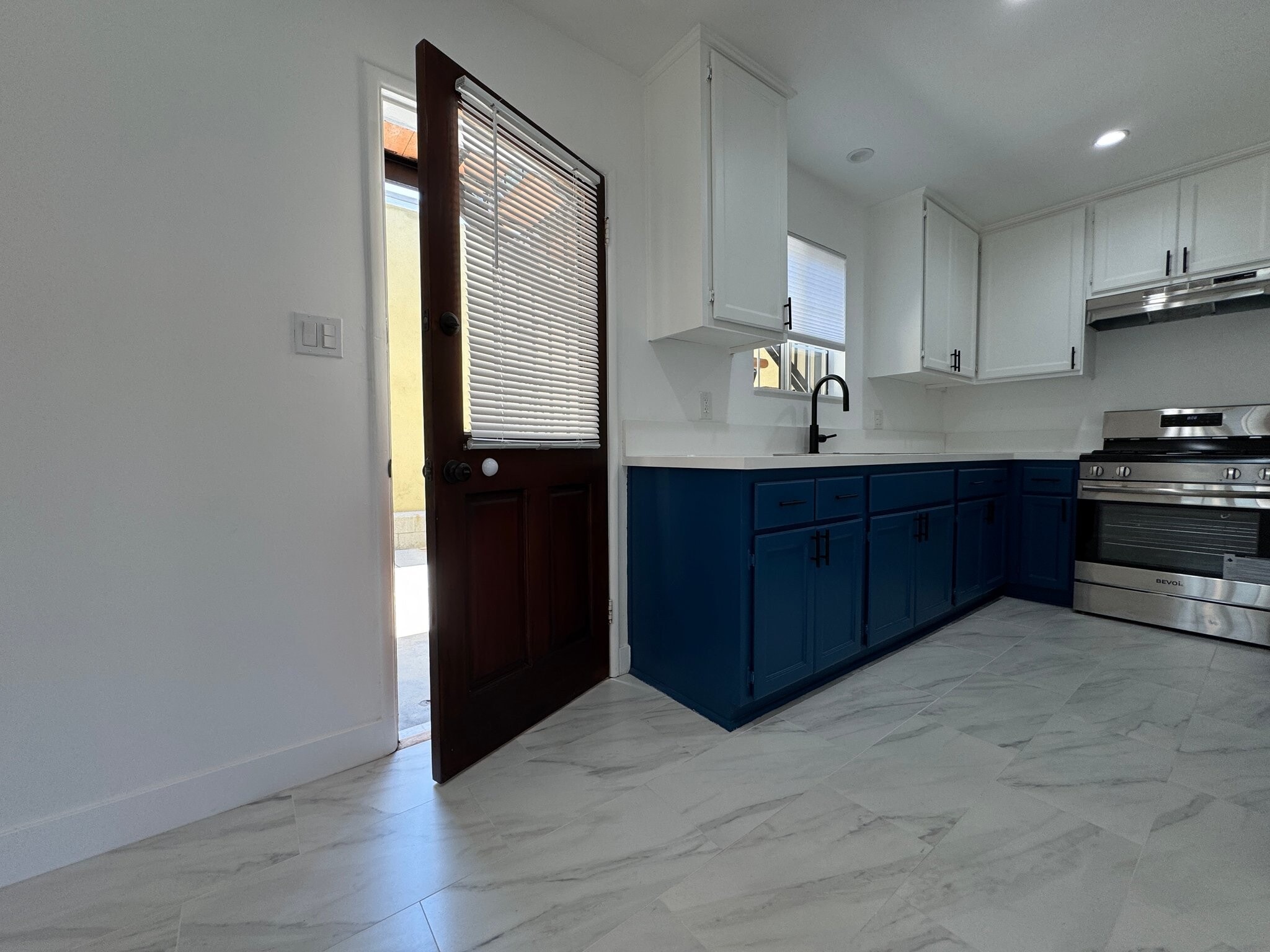 Building Photo - 1570 N Verdugo Rd