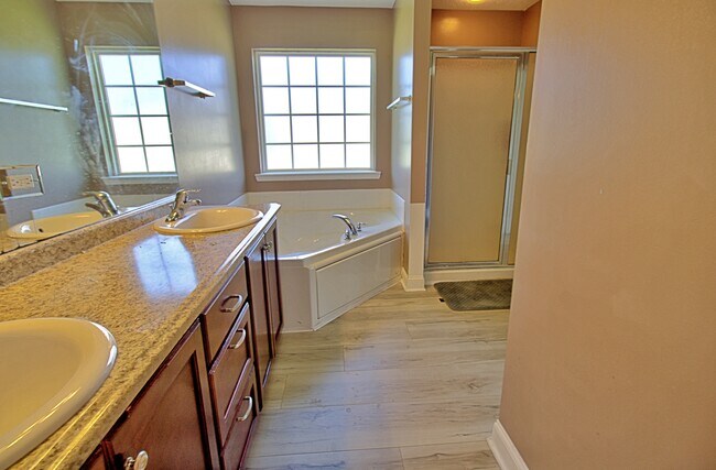 Building Photo - 305 Largo Ct