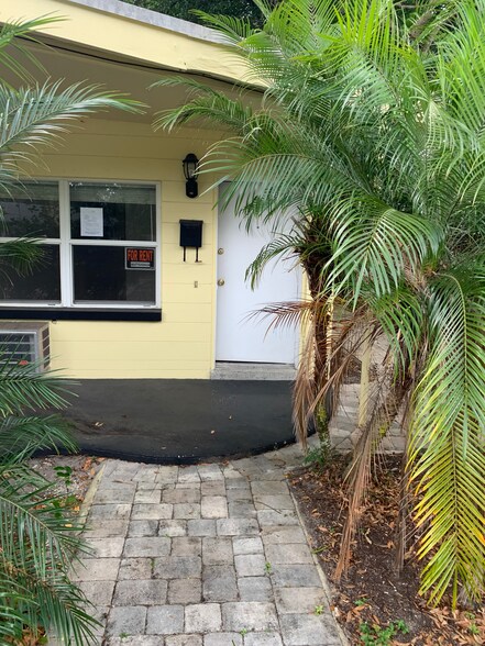 Front Enterance - 1310 E Esther St