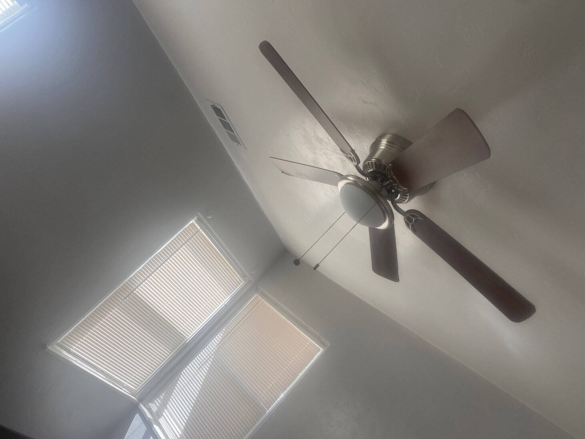 Building Photo - 333 S Inez St