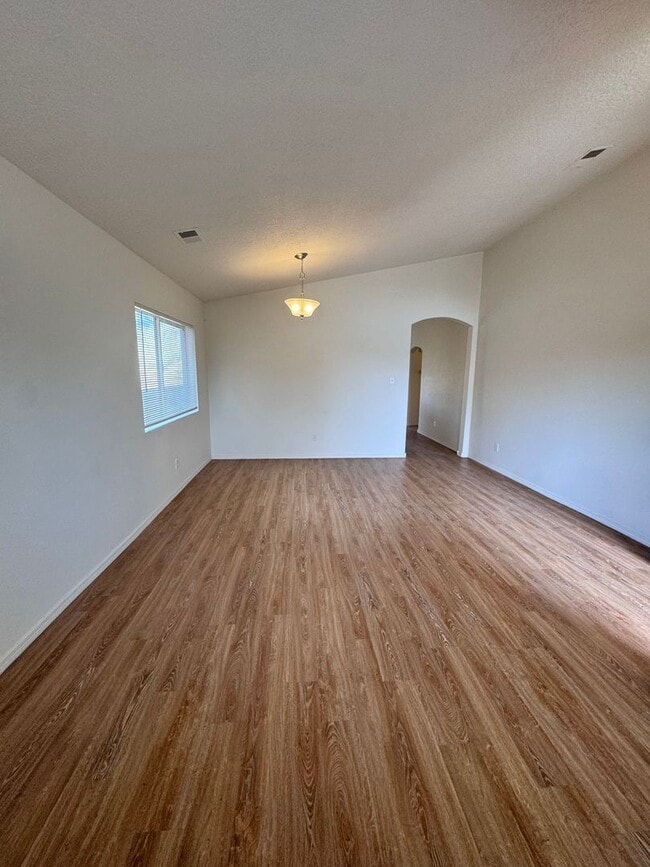 Building Photo - 3 bed 2 bath home in Los Lunas  MOVE IN SPECIAL!