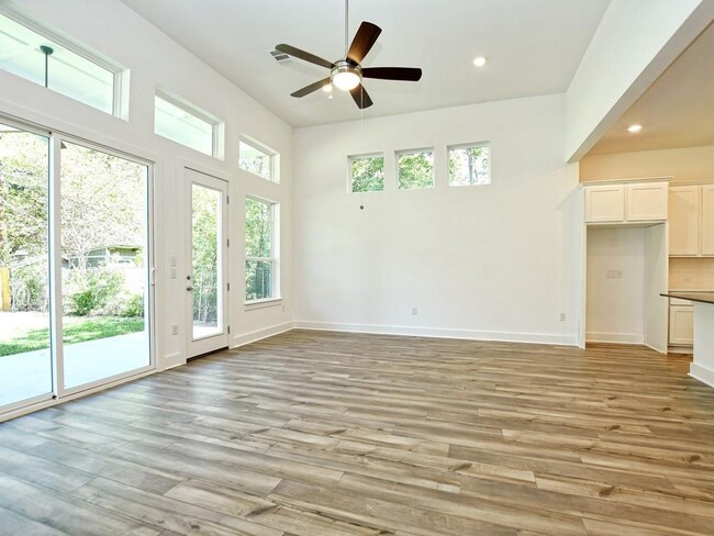 Building Photo - 402 Zennia St