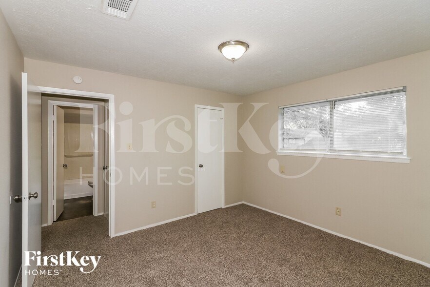 Building Photo - 15310 Meadow Village Dr