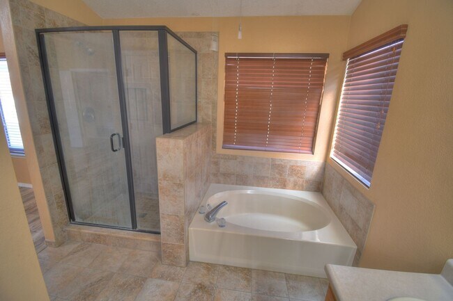 Building Photo - Great NW Three Bedroom , Two Bathroom, 2 C...