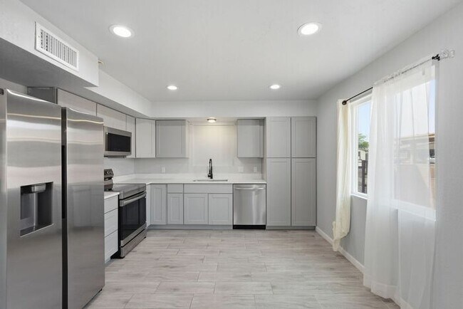 Building Photo - Spacious 3BR/2BA Tucson Retreat with 2-Car Garage & Expansive Patio