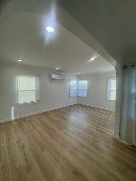 Building Photo - 9924 Rosewood Ave.