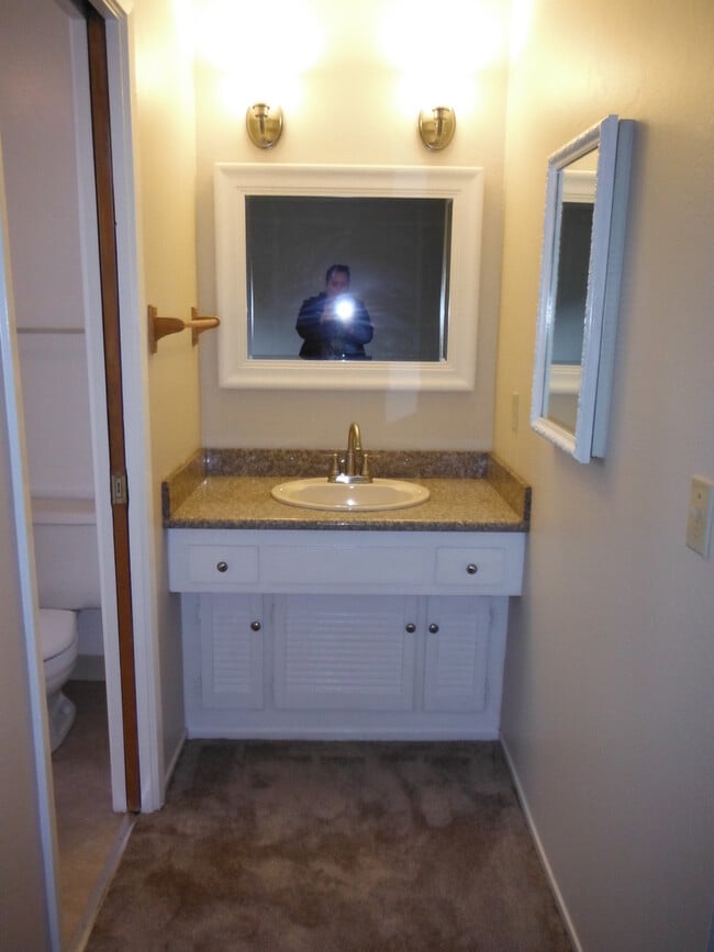 Building Photo - Spacious 3 Bedroom House Available Now