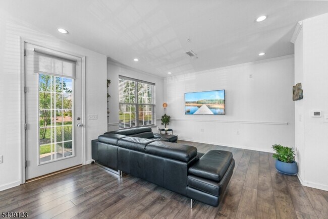 Building Photo - 19 Tippet St