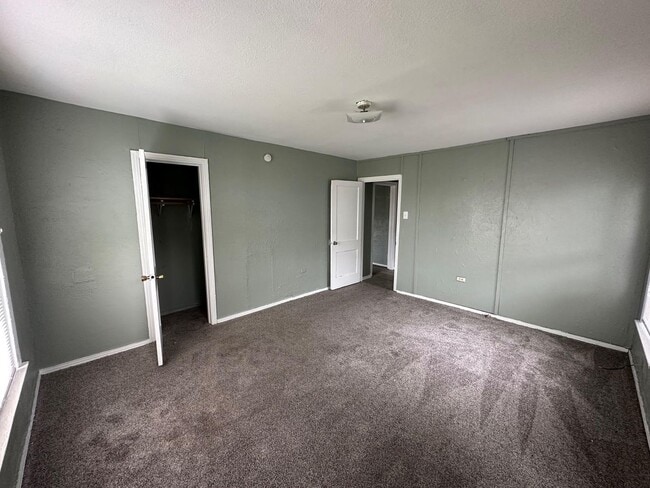 Building Photo - 3917 Roselawn Dr