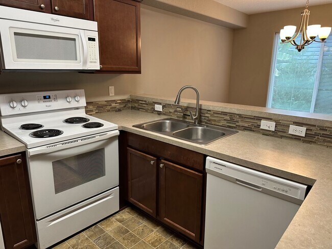 Building Photo - Very Nice & Clean 3 Bedroom 2 1/2 Bath 2 S...