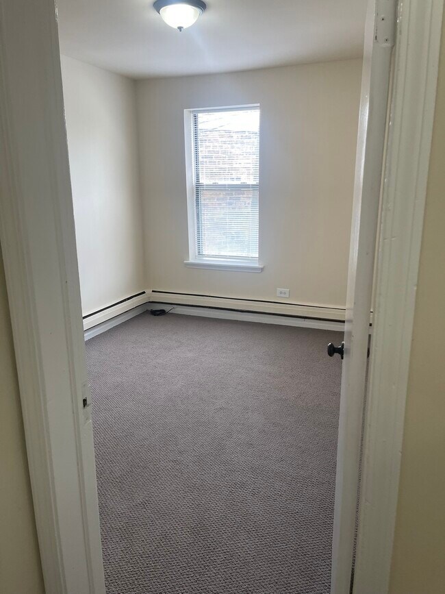 Building Photo - 3217 W Diversey Ave
