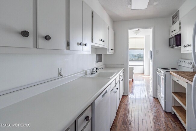 Building Photo - 787 Ocean Ave N