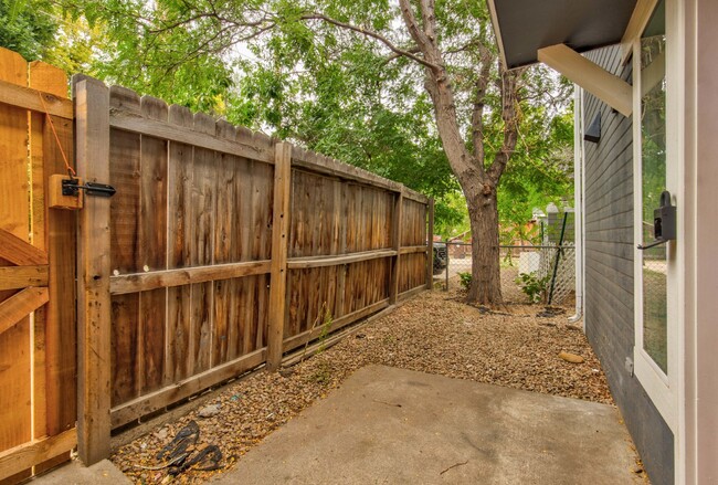 Building Photo - "Charming 3-Bedroom Haven in Boulder – Coz...