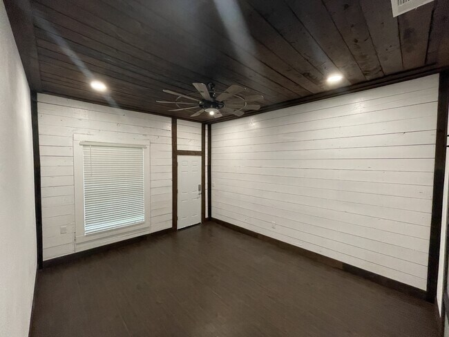 Building Photo - 112 Yates St