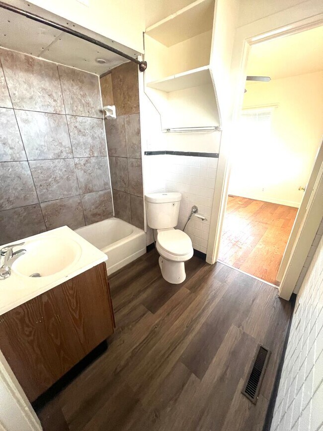 Building Photo - 4 Bedroom 2 Bath Single Family Home