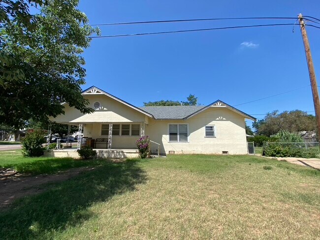 Building Photo - 400 W Garza St