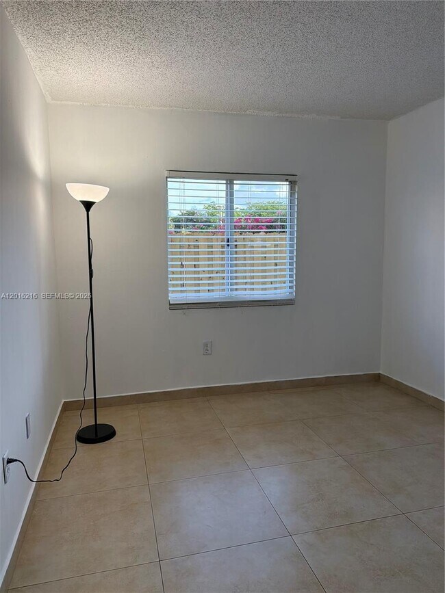 Building Photo - 6255 SW Kendale Lakes Cir