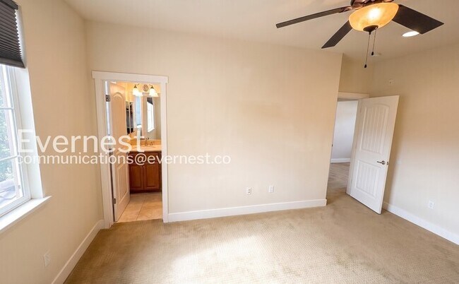 Building Photo - 3-Bed/3.5-Bath Townhome/ Available Now!