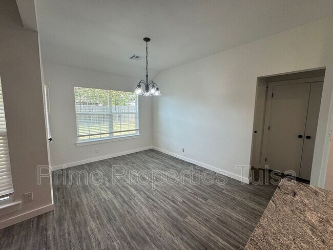 Building Photo - 1208 S 35th St