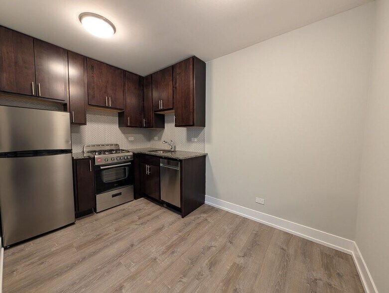 Building Photo - 530 W Surf St