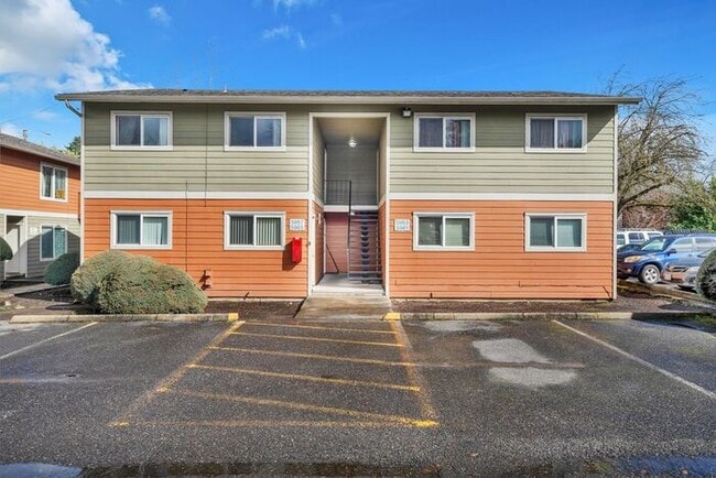 Building Photo - 2 bedroom Available! Pets OK! 1st month RE...