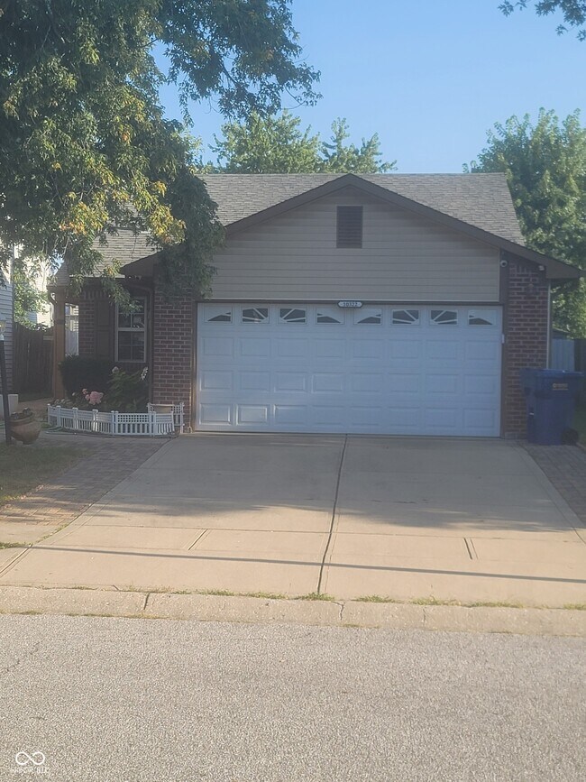 Building Photo - 10322 Draycott Ave
