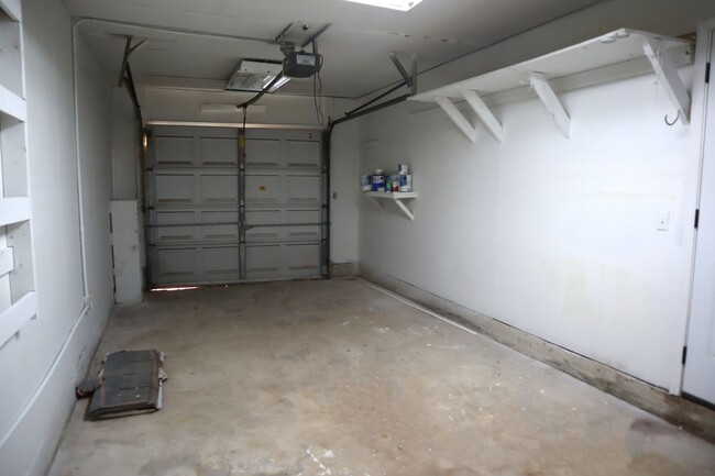 Building Photo - Charming 3 bedroom 1 bath on an Oversized lot