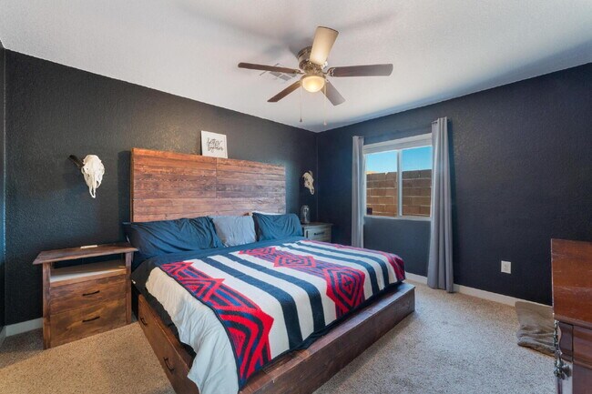 Building Photo - 2 Bedroom 1 bath Single Story Home on Large Lot with Solar and Water Purification