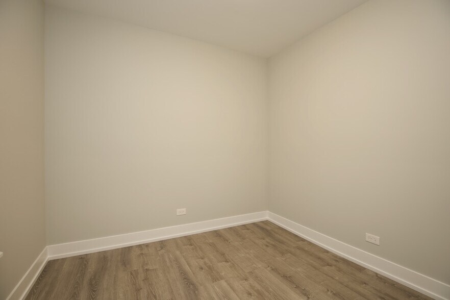 Building Photo - 716 W Brompton