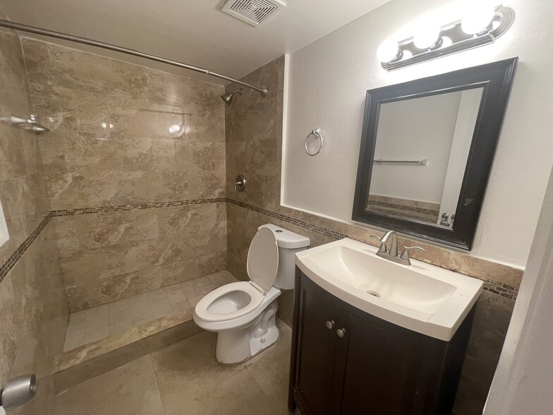 Building Photo - 2744 W 60th St