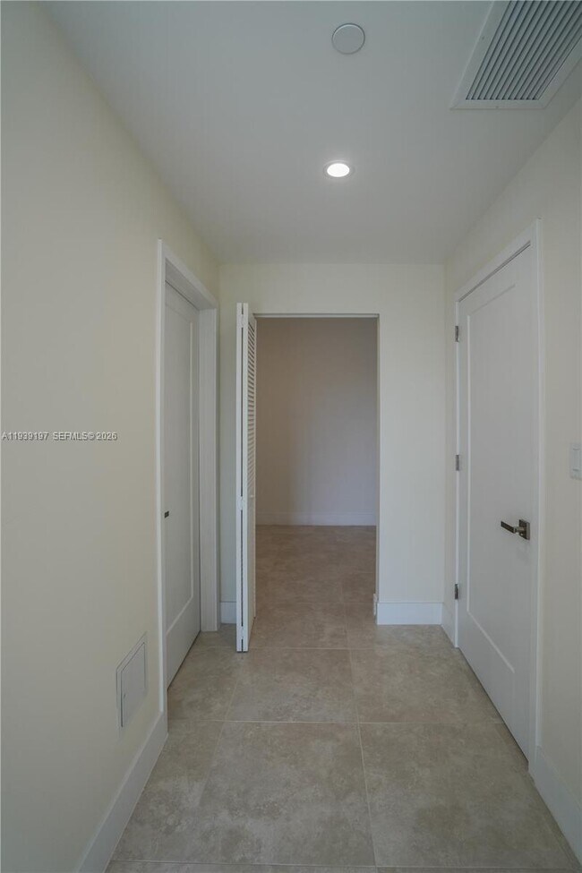 Building Photo - 1091 Galiano St