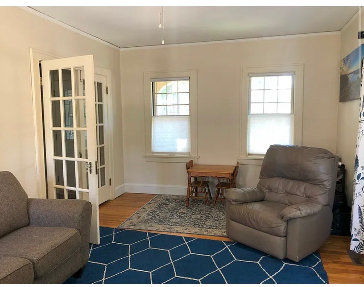 Building Photo - 313 E Rock St