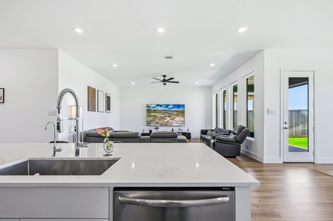 Building Photo - 31051 Sun Vly Dr