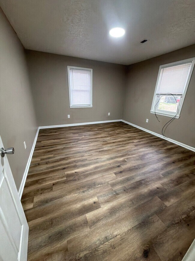 Building Photo - 916 Monroe Ave