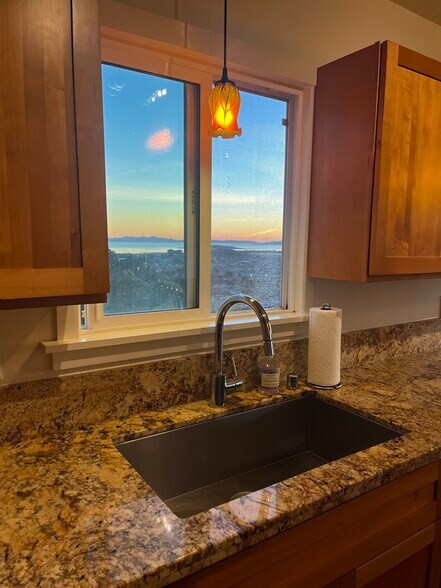 Kitchen - 2505 Mira Vista Dr