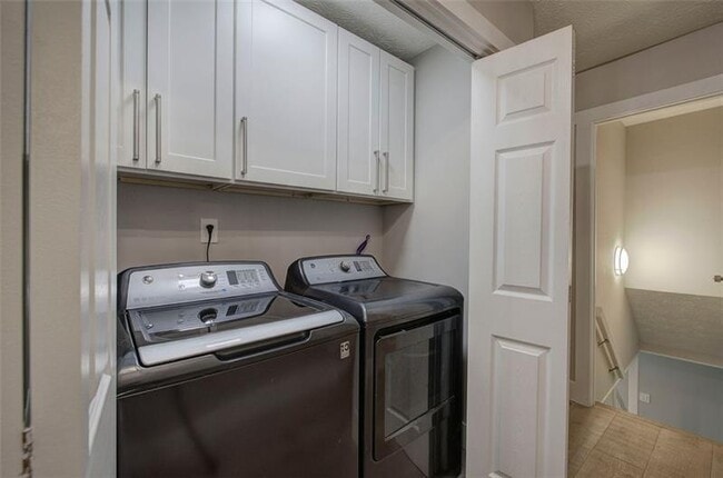 Building Photo - 3410 Holliglen Dr